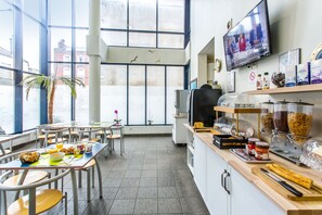Desayuno buffet diario (EUR 12.90 por persona)