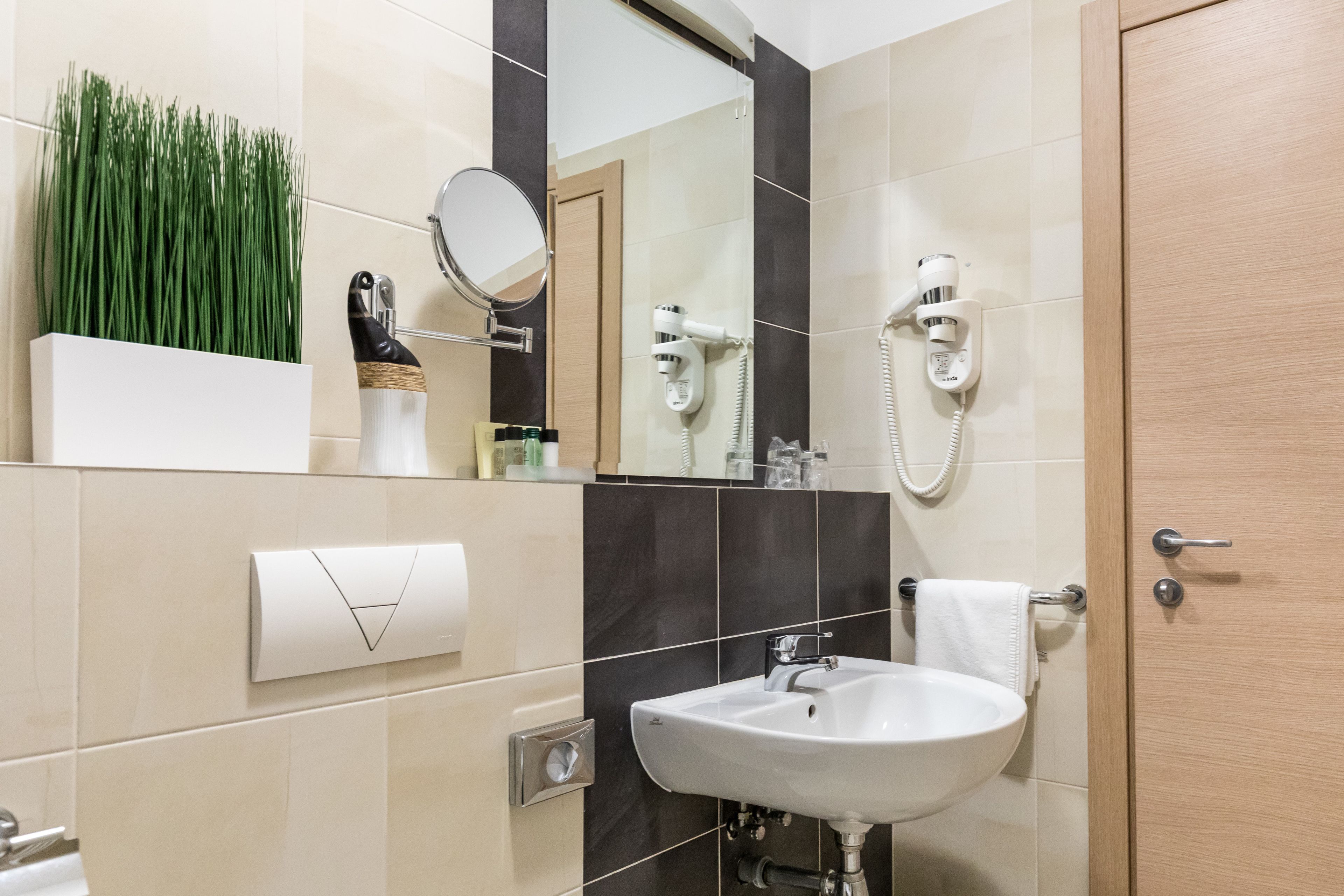 bathtub, deep-soaking bathtub, eco-friendly toiletries, hair dryer