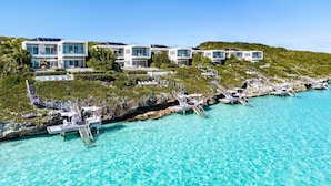 Ein Küstenhotel mit moderner Architektur, blauem Meer und einer felsigen Küstenlinie.