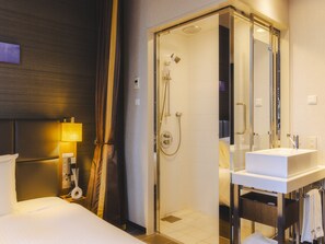 Articles de tocador gratuïts, assecador de cabells, sabatilles i bidet 