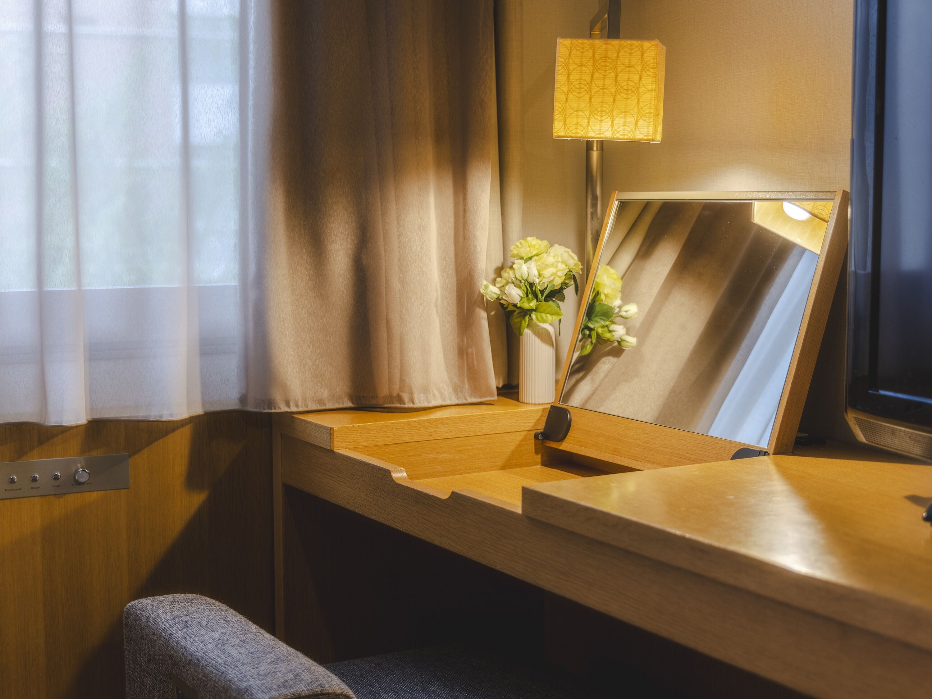 ladies single room, non smoking (5 min train ride to/from shinagawa) | down duvets, desk, blackout curtains, free wifi