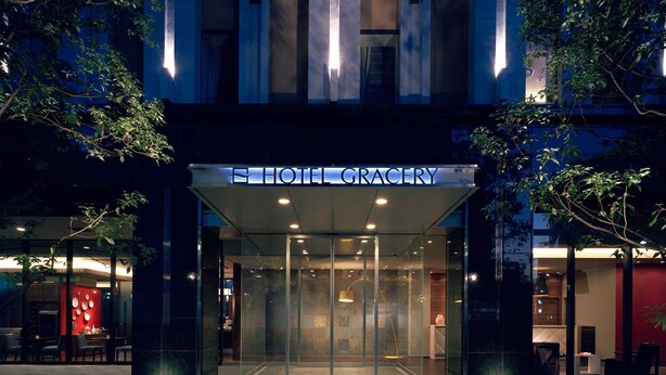 The entrance to a hotel with a glass door and a sign reading "HOTEL GRACERY". - Hotel Gracery Tokyo Tamachi (Tokyo)