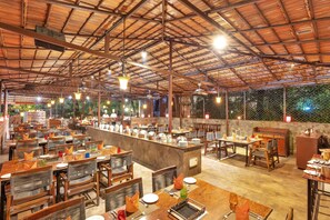 3 restaurantes; se sirve cocina vegetariana