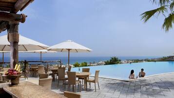 3 outdoor pools, open 7:00 AM to 7:00 PM, pool cabanas (surcharge)