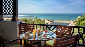 Una mesa servida para el desayuno con vista al océano.