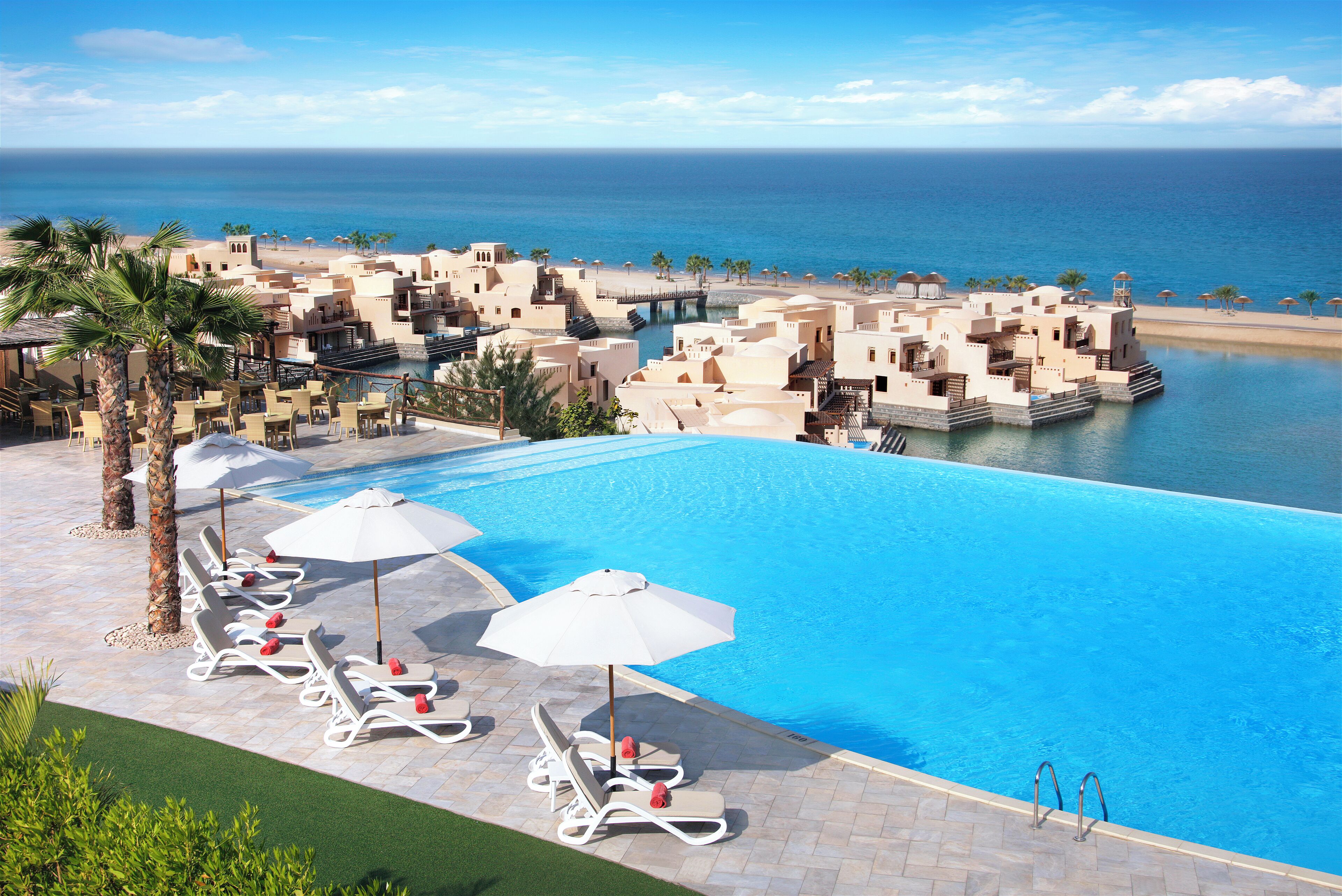 3 室外游泳池，07:00 至 19:00 开放，收费帐篷屋，池畔遮阳伞