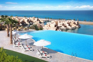 3 utendørsbassenger, bassengtelt (mot betaling) og bassengparasoller