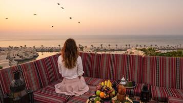 2 restauranter, frokost serveres, lokale og internasjonale retter