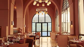 2 restaurants; breakfast, lunch, dinner, and brunch served