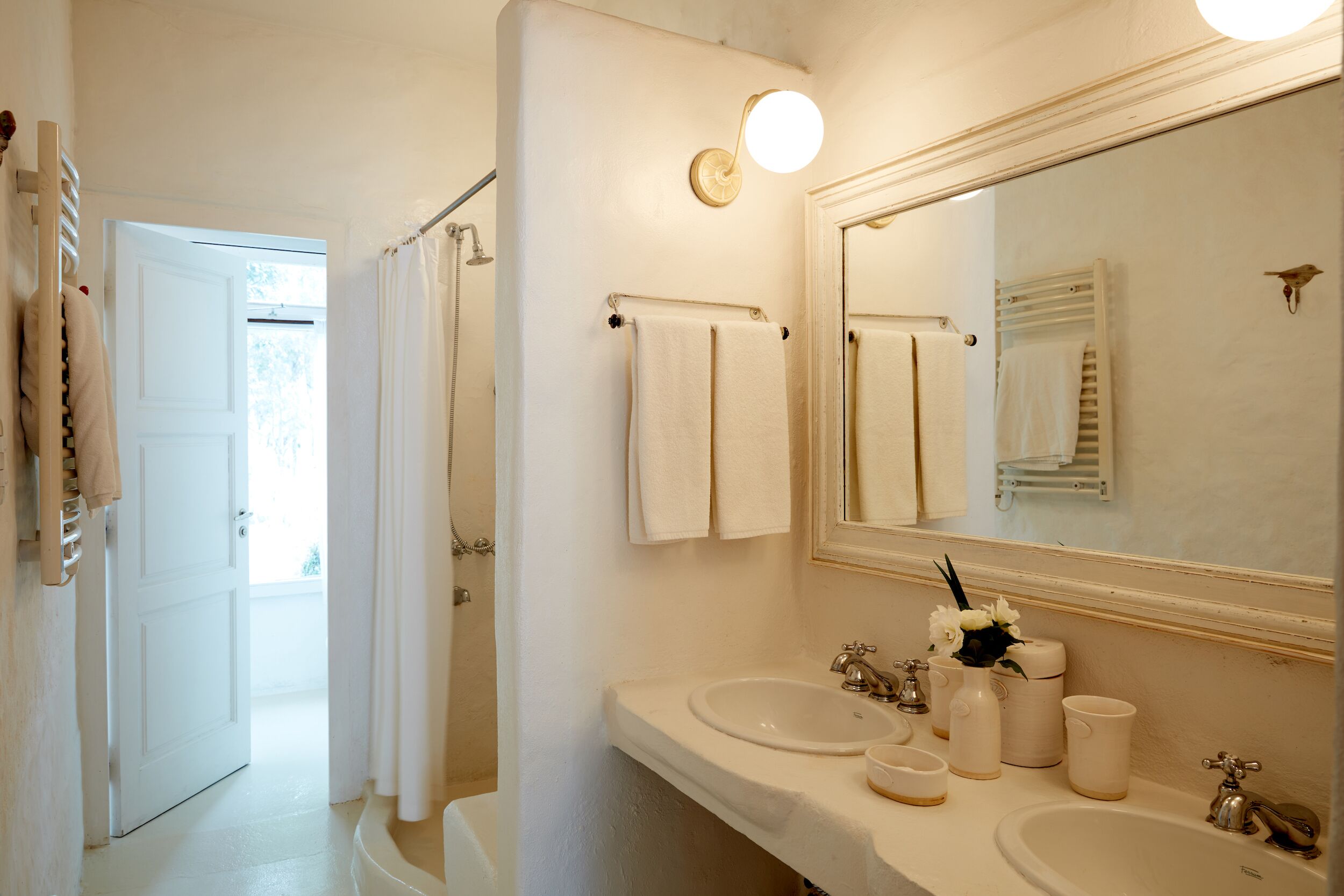 superior double room | bathroom | combined shower/bathtub, deep-soaking bathtub, rainfall showerhead