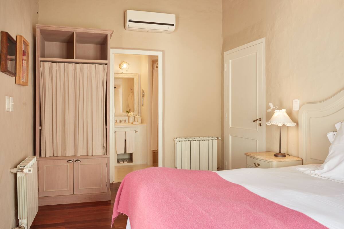 Egyptian cotton sheets, premium bedding, down duvets, pillow-top beds