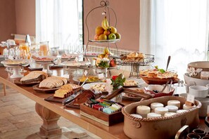 A buffet with various food items and beverages. - House of Jasmines - Relais & Châteaux (Salta)
