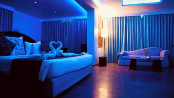 Habitación de luna de miel | Ropa de cama de alta calidad, camas con efecto memoria y minibar