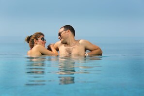Outdoor pool - The Quilon Beach Hotel and Convention Center (Kollam)