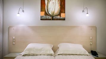 Kamer, 1 twee- of 2 eenpersoonsbedden | Een bureau, een strijkplank/strijkijzer, gratis babybedden, gratis wifi