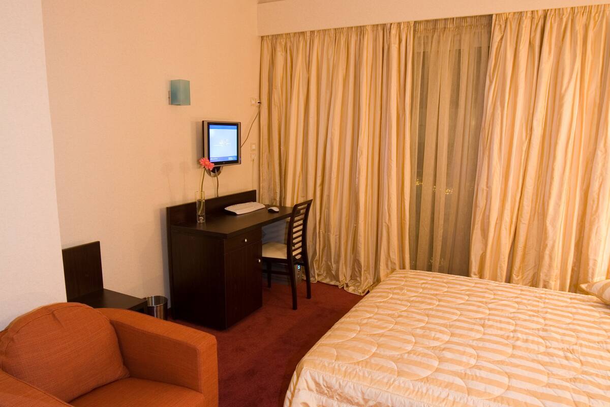 Suite | Desk, iron/ironing board (on request), cribs (free), WiFi (free)