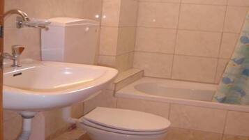 Ein Badezimmer mit Waschbecken, Toilette und Badewanne.
