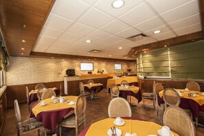 Free daily buffet breakfast - Apart Hotel Principado (Santiago)