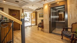 Check-in/check-out kiosk - Apart Hotel Principado (Santiago)