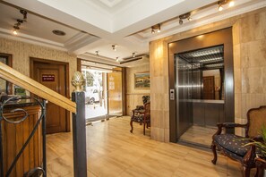 Check-in/check-out kiosk - Apart Hotel Principado (Santiago)