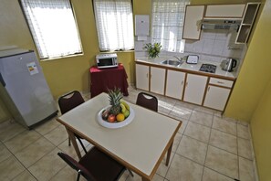 Full-size fridge, microwave, coffee/tea maker - Apart Hotel Principado (Santiago)