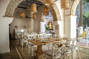 早餐,供應午餐和晚餐