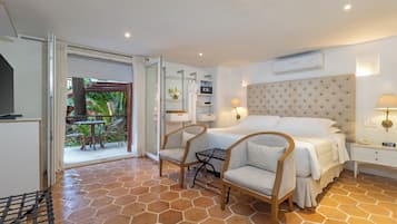 Suite | Premium bedding, minibar, in-room safe, blackout drapes