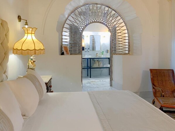 Bộ đồ giường cao cấp, minibar, két bảo mật tại phòng 