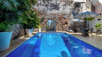 Outdoor pool, pool umbrellas, sun loungers