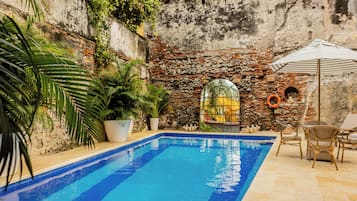 Piscina externa, guarda-sóis, espreguiçadeiras