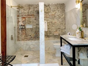 Buồng tắm vòi sen, đồ dùng nhà tắm miễn phí, máy sấy tóc, khăn tắm 