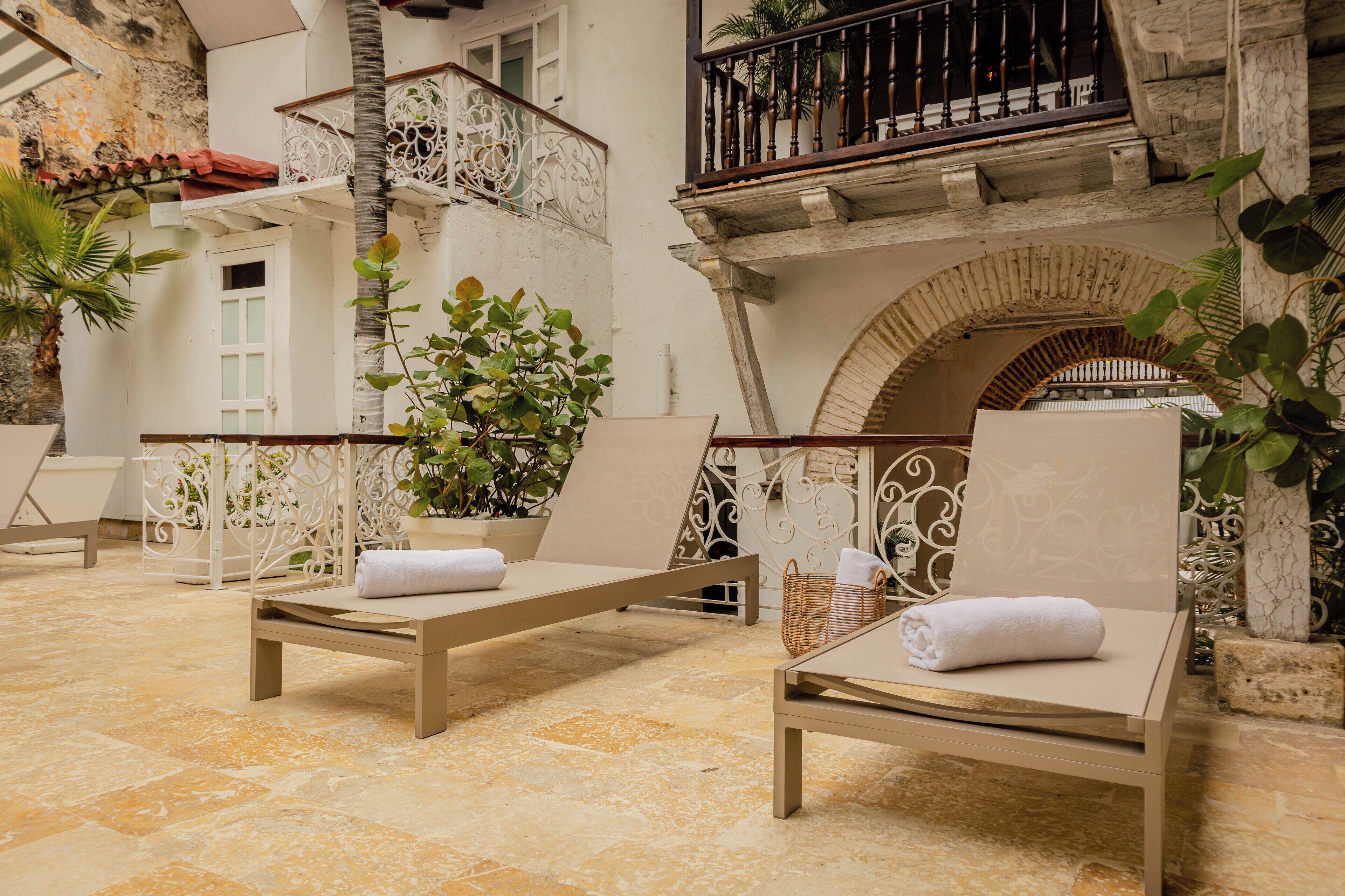 Utendørsbasseng, bassengparasoller og solsenger