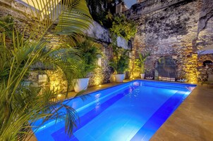 Piscina all'aperto, ombrelloni da piscina, lettini