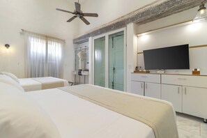 Kamar Triple Keluarga | Seprai premium, minibar, brankas, dan tirai kedap cahaya