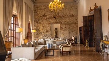 Área de estar no saguão