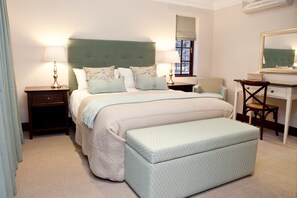 Individually decorated, iron/ironing board, cots/infant beds, free WiFi - Houtkapperspoort Mountain Retreat (Cape Town)