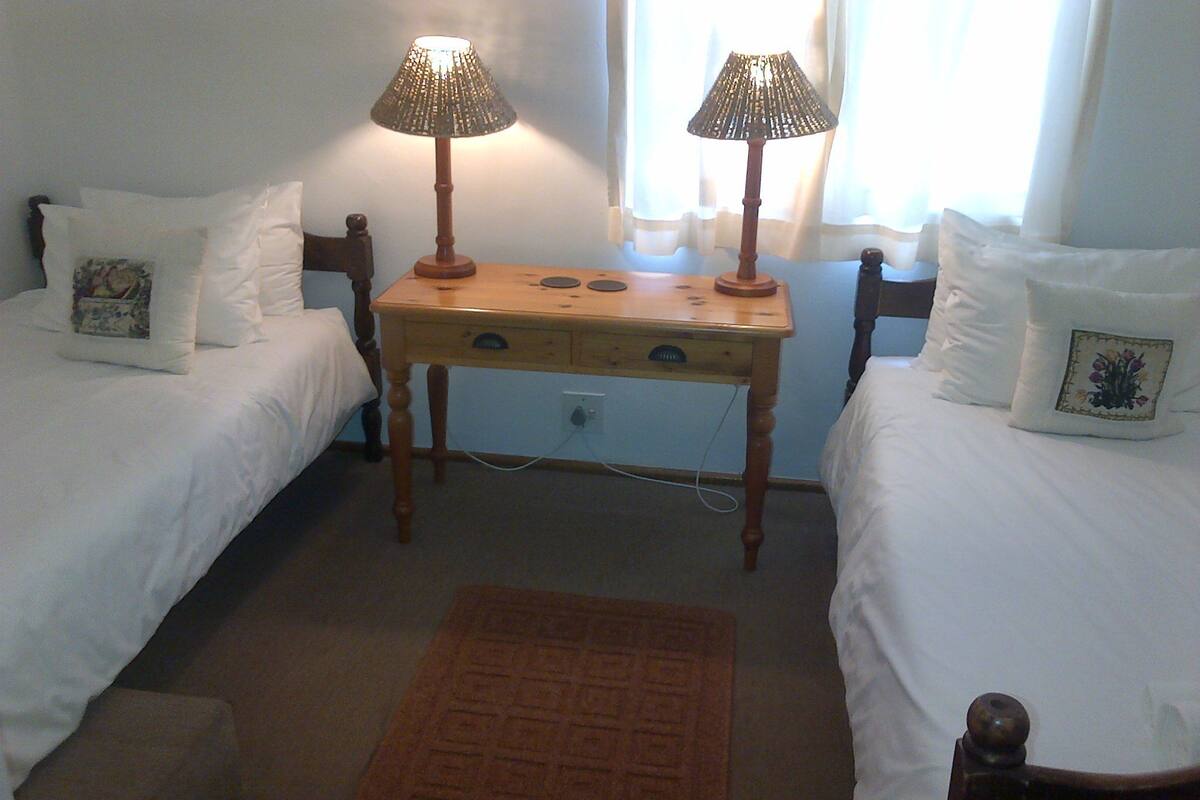 2 Bedroom 2 Bathroom Wisteria #21 | Tabla de planchar con plancha, cunas (de pago), wifi gratis