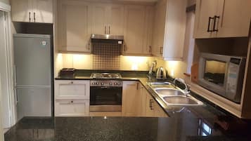 3 Bedroom - 2 Bathrooms #09 | Private kitchen | Full-sized fridge, microwave, stovetop, cookware/dishes/utensils