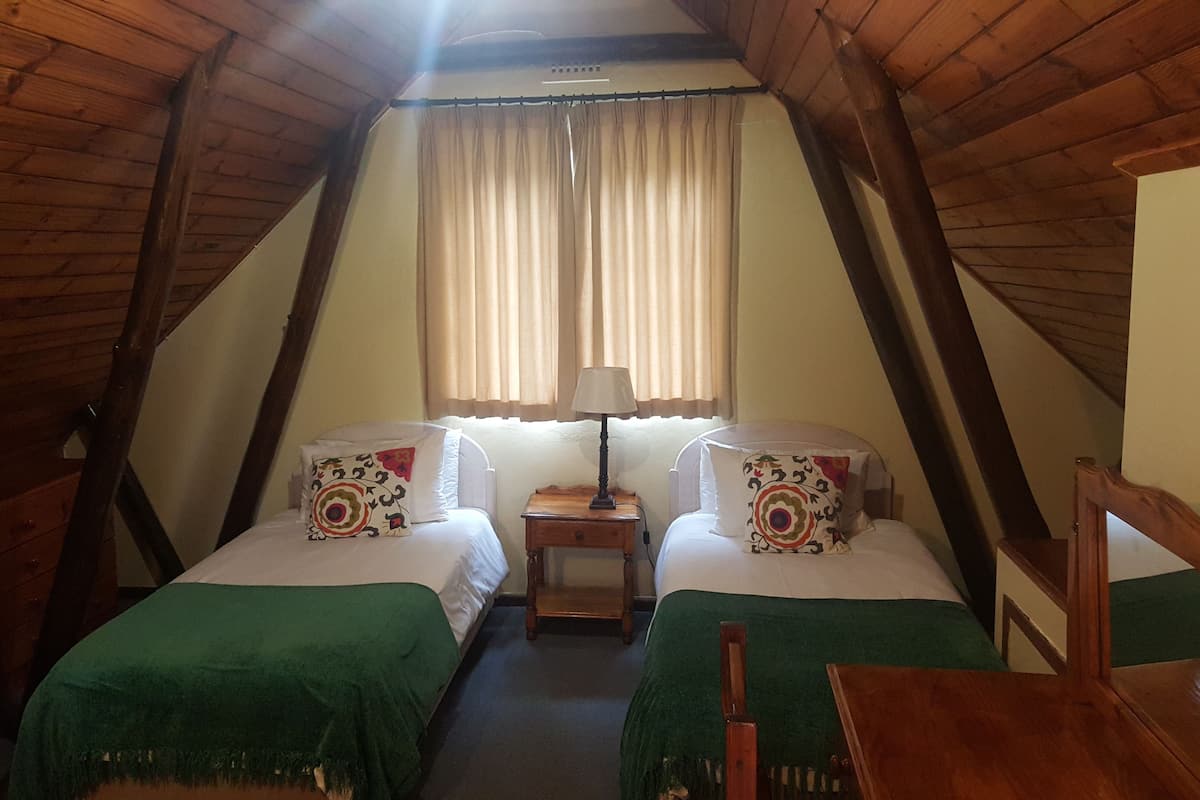 3 Bedroom/2 Bathroom #02 | Individually decorated, iron/ironing board, cribs/infant beds, free WiFi