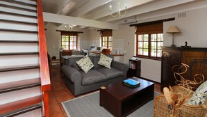 1 Bedroom 1 Bathroom balcony #14 | Sala de estar