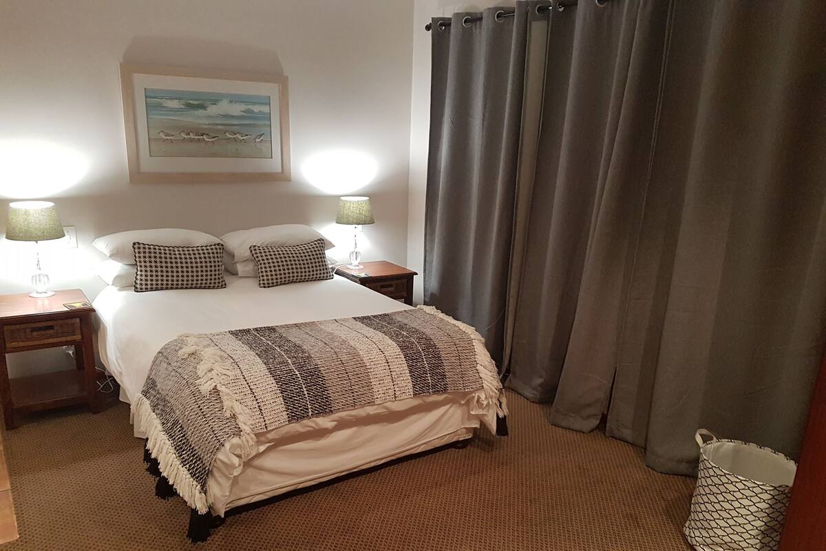 1 Bedroom 1 Bathroom balcony #14 | Tabla de planchar con plancha, cunas (de pago), wifi gratis