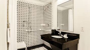 Combined shower/bathtub, free toiletries, hair dryer, towels