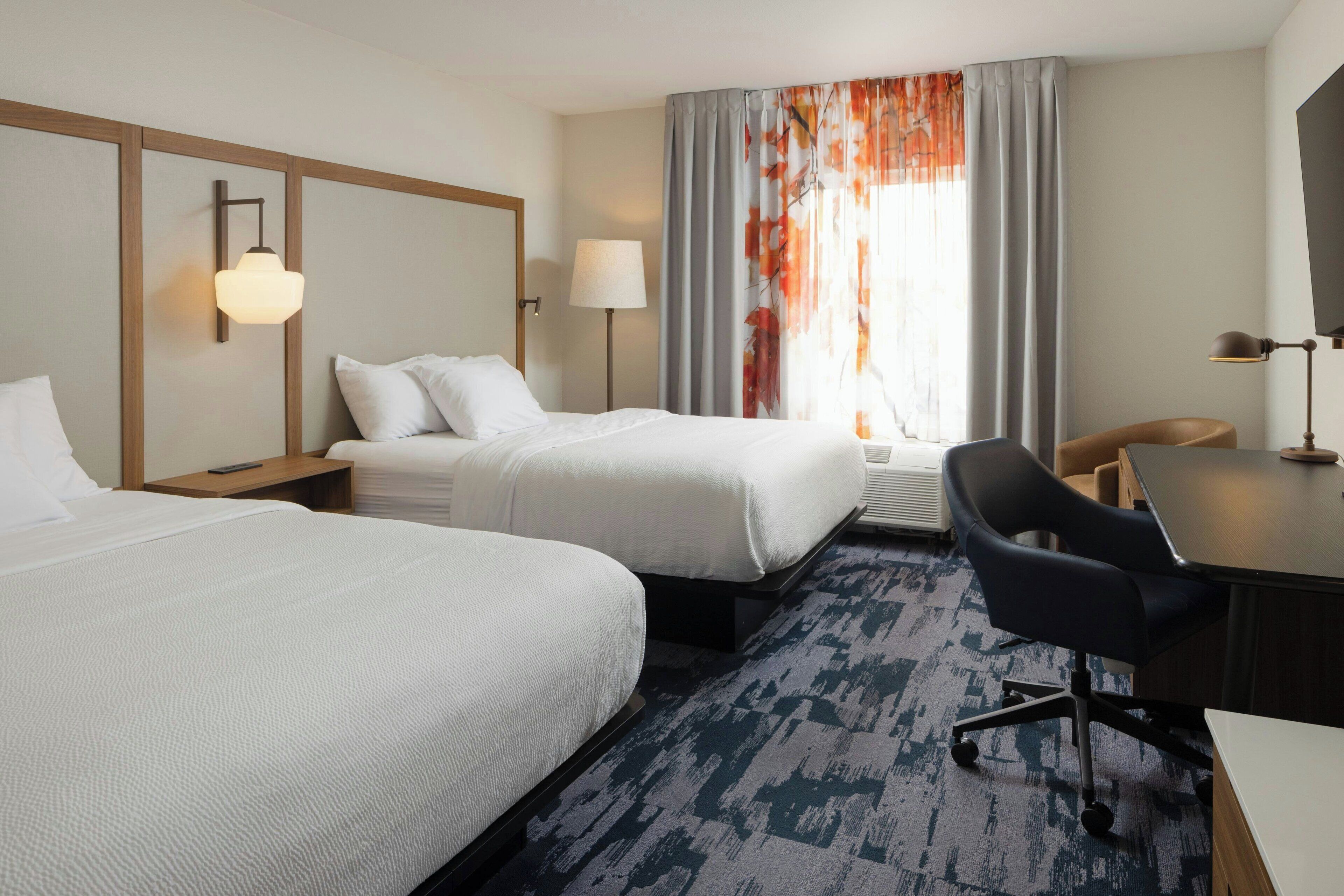 Bureau, rideaux occultants, fer et planche à repasser