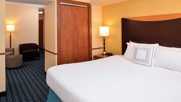 Schreibtisch, Verdunkelungsvorhänge, Bügeleisen/Bügelbrett