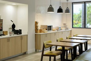 Café da manhã com buffet grátis todos os dias
