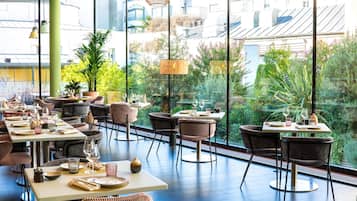 Petit déjeuner, déjeuner et dîner servis sur place, vue sur le jardin
