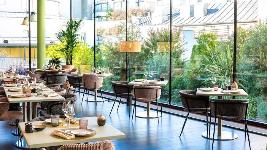 Renaissance Paris Arc de Triomphe Hotel