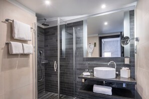Designer toiletries, hair dryer, bathrobes, slippers - Renaissance Paris Arc de Triomphe Hotel (Paris)