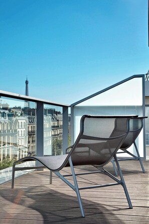 客房, 1 张特大床, 露台 (Paris Sky, Eiffel Tower View) | 高档床上用品、迷你吧、客房内保险箱、遮光窗帘