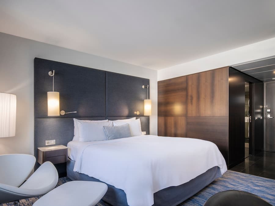 Quarto superior, 1 cama King | Roupas de cama premium, frigobar, cofres nos quartos, cortinas blackout